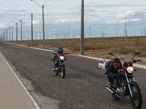 Imagens mostram uma das vítima realizando manobras arriscadas e sem uso de capacete (Foto: Reprodução/ TV Grande Rio)