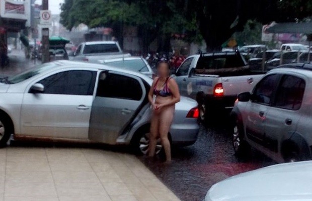 Mulher toma banho de chuva seminua em rua de Rio Verde Goiás 2 (Foto: Luísa Gomes/G1)
