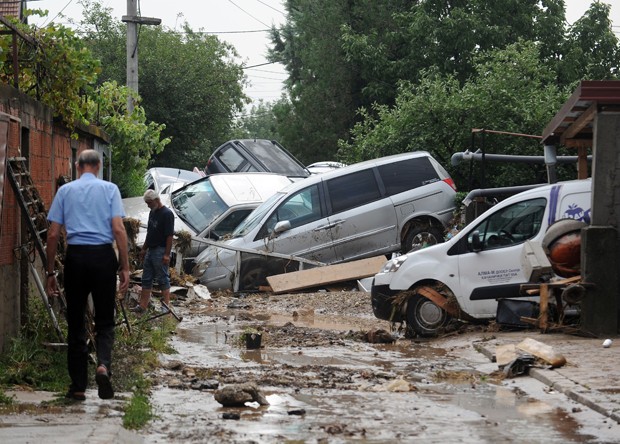 Enchentes arrastaram dezenas de carros (Foto: Dragan Perkovski/AP)