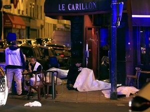 Corpos no chão em frente a restaurante em Paris  (Foto: Thibault Camus/AP)