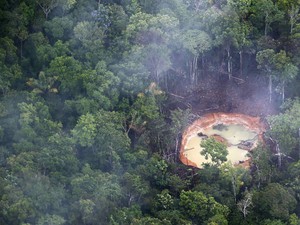 Garimpo ilegal localizado no meio da floresta amazônica, na Venezuela. A imagem foi feita em 17 de novembro deste ano durante sobrevoo sobre a região (Foto: Jorge Silva/Reuters)