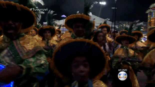 Bateristinha vibra muito no samba da Acadêmicos do Tucuruvi (Foto: Reprodução/TV Globo)