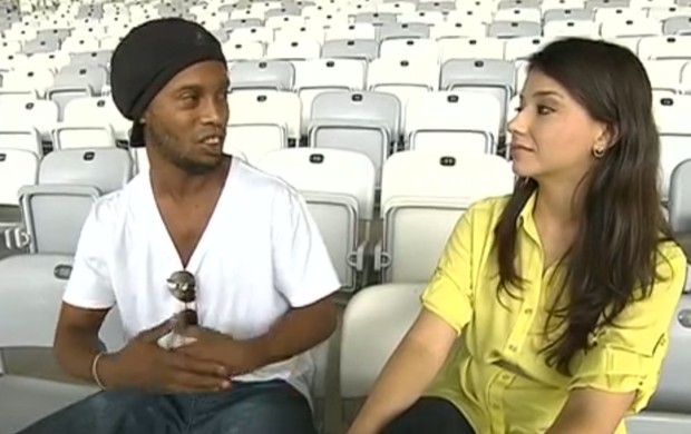 Ronaldinho Gaúcho e Maíra Lemos, repórter da Globo Minas (Foto: Reprodução / TV Globo)