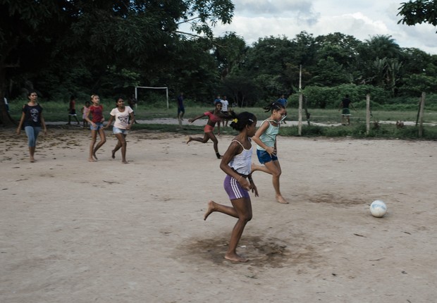 O futebol é a grande atração dos moradores aos finais de semana em Pimental (Foto: Filipe Redondo/ÉPOCA)