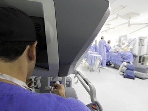 Cirurgião fica a quatro metros de distância do paciente durante operação com uso de robô em Barretos, SP (Foto: Mário Menezes/Hospital de Câncer de Barretos)