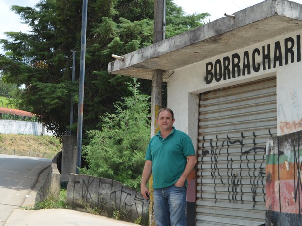 Alemão na frente da antiga borracharia do pai, onde passava a Fernão Dias em Extrema (Foto: Samantha Silva/G1)