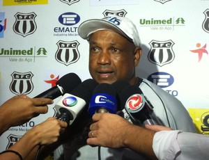 Roberto Carlos, técnico do Social lamenta a situação do time. (Foto: Patrícia Belo)