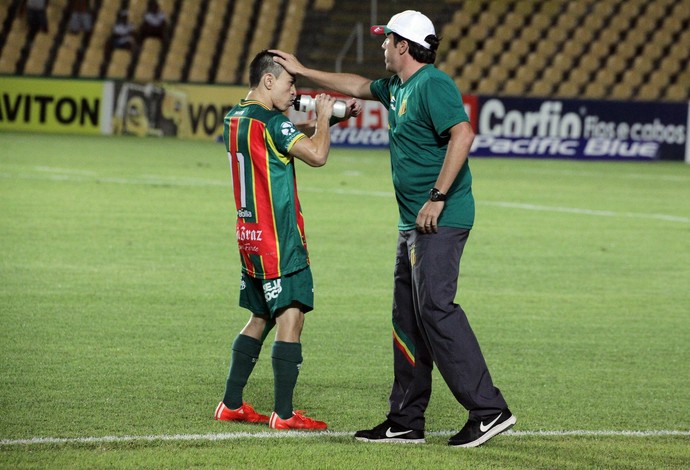 Pimentinha durante a partida contra o Mogi tendo auxílio do preparador físico (Foto: De Jesus - O Estado)