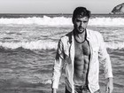 Sérgio Marone posa sensual em praia