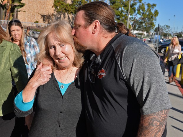 Susan Mellen é beijada pelo sobrinho, David, ao deixar a Corte Superior de Torrance na sexta-feira (21), após ser declarada factualmente inocente de uma acusação de homicídio, pela qual passou 17 anos na prisão  (Foto: AP Photo/The Daily Breeze, Brad Graverson)