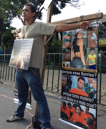 André Luiz dos Santos pede justiça em frente ao fórum de Contagem (Foto: Liliana Junger/TV Globo)