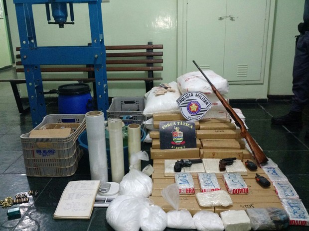 Homem é preso com 68 quilos de maconha e 18 de cocaína em Taubaté (Foto: Divulgação/ Polícia Militar)