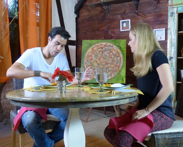Os dois experimentam prato indiano (Foto: Estrelas/TV Globo)