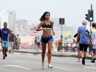 Letícia Wiermann corre na orla do Rio de top e shortinho