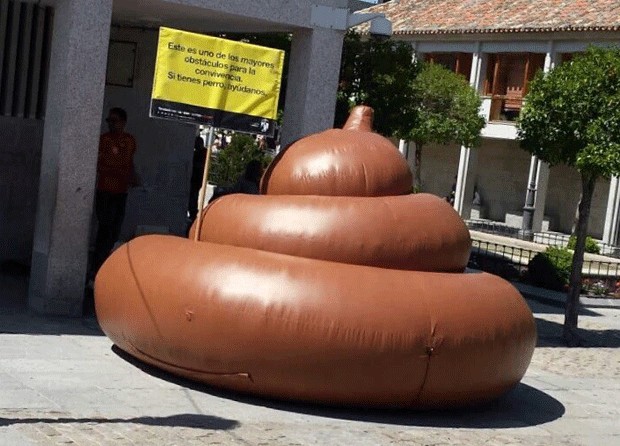 Cidade espanhola usa 'cocô inflável gigante' para educar donos de cães  (Foto: Ayuntamiento de Torrelodones (Madrid)/Facebook)
