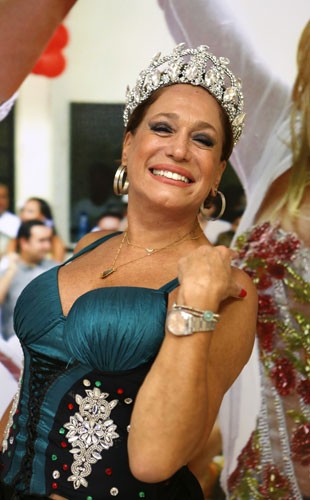 Susana Vieira faz sucesso na quadra da escola de samba de Duque de Caxias (Foto: Carol Caminha/ TV Globo)