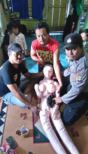 Moradores De Vilarejo Na Indonesia Confundem Boneca Inflavel Com Anjo Planeta Bizarro G1