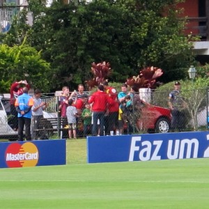 Julio César conversa com torcedores (Foto: Marcelo Baltar) Julio César conversa com torcedores (Foto: Marcelo Baltar)