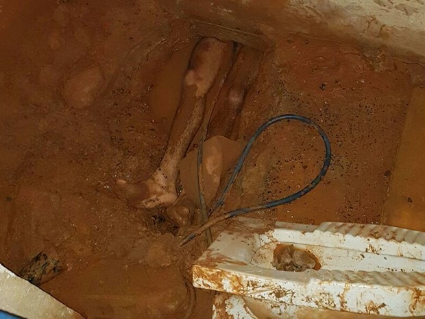 Preso ficou com parte do corpo entalado no buraco feito por ele na delegacia em Nova Ubiratã (Foto: Donizete Pontes/ Ubiratã 24 horas)