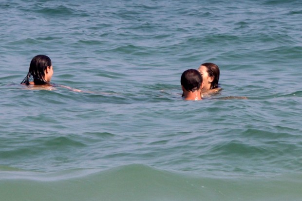 Roger Flores com nova namorada na praia (Foto: Marcos Ferreira / FotoRioNews)