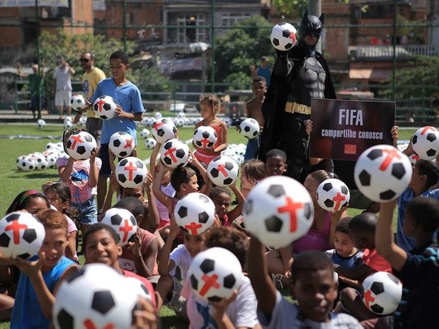 Protesto da ONG Rio de Paz contra a Copa (Foto: Agência EFE)