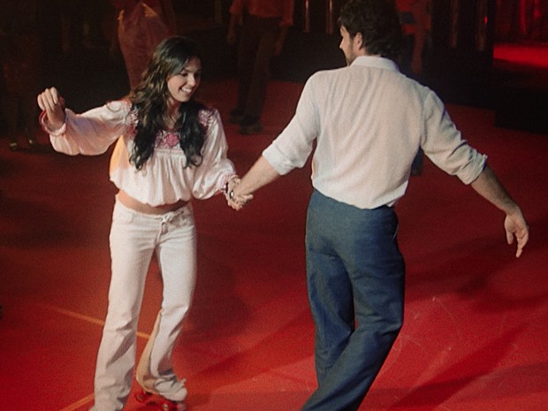 Sandra e Rafael se divertem sobre patins na boate Boogie Oogie (Foto: TV Globo)