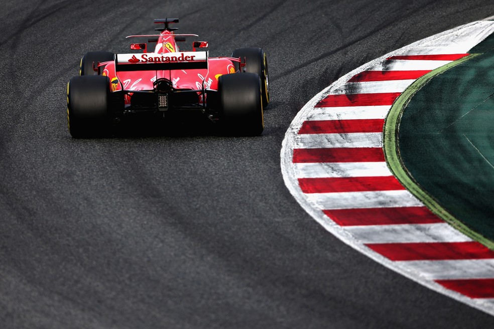 Nos testes em Barcelona, a Ferrari se mostrou um carro que gera muita pressão aerodinâmica (Foto: Getty Images)