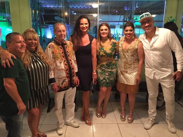 Luiza Brunet posa com a diretoria da Imperatriz Leopoldinense (Foto: Reprodução/Instagram) Luiza Brunet posa com a diretoria da Imperatriz Leopoldinense (Foto: Reprodução/Instagram)