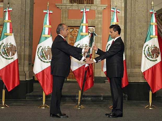 Felipe Calderón (à esquerda) entrega a bandeira nacional para o novo presidente do México, Enrique Peña Nieto, durante uma cerimônia no Palácio Nacional na Cidade do México. (Foto: Reuters)