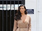 Kim Kardashian usa look decotado e chama atenção por 'farol aceso'