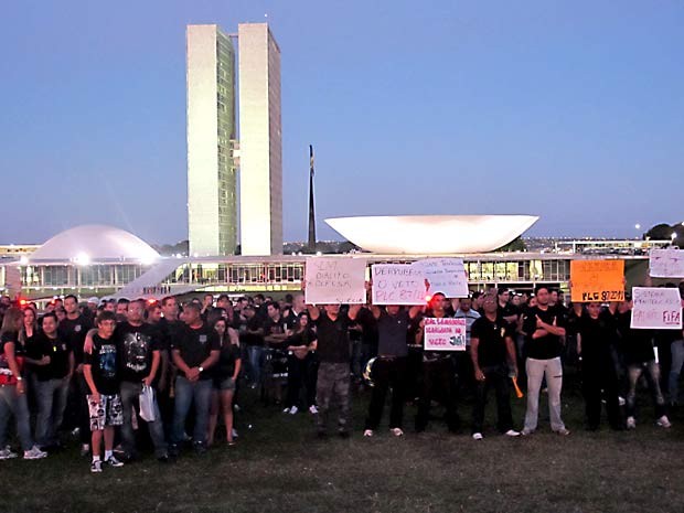 Agentes penitenciários se reúnem em frente ao Congresso Nacional para pedir a derrubada do veto ao projeto que concede porte de arma de fogo à categoria (Foto: Lucas Nanini/G1)