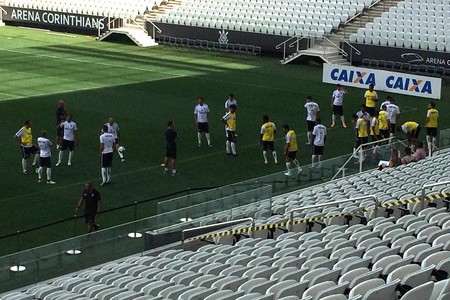 Sem Dracena, Timão treina na Arena e mantém formação para estreia