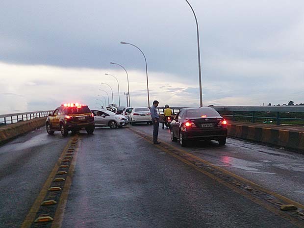 Veículos que se envolveram em acidente na Ponte Costa e Silva, em Brasília, nesta segunda (9) (Foto: Mateus Rodrigues/G1)