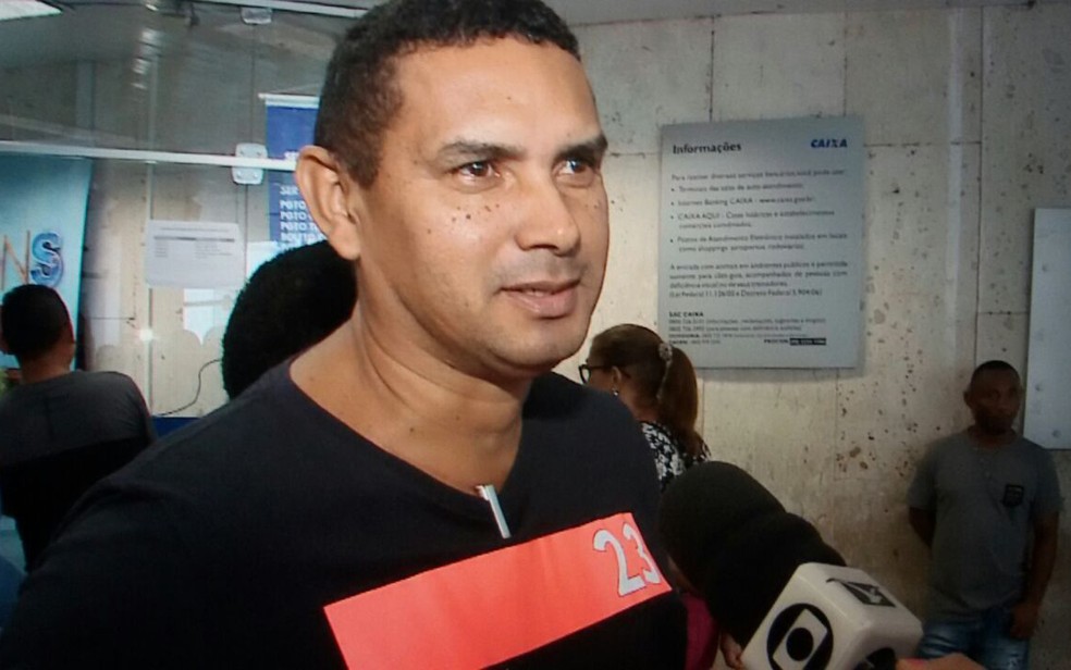 Office boy Marcos Aurélio procurou agência da CEF em São Luís para realizar saque (Foto: Ádria Rodrigues/TV Mirante)