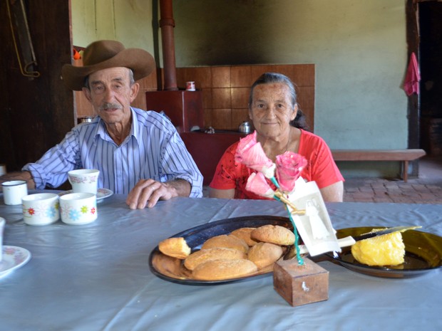 Seu Tião e a mulher Antônia, na fazenda em São Tiago (Foto: Samantha Silva / G1)