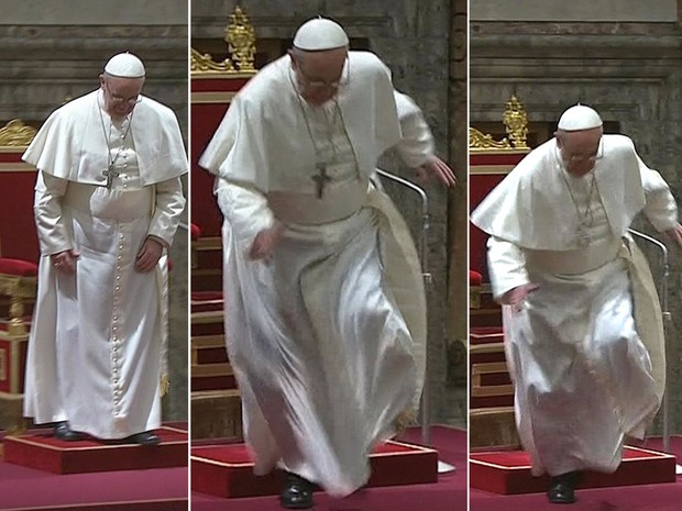 O Papa Francisco tropeça durante encontro com cardeais na Sala Clementina, no Vaticano. (Foto: AP/TV do Vaticano)