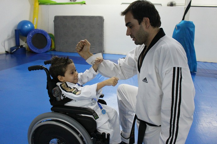 Luigi Palumbo pratica com o mestre de taekwondo, Tiago Brandão (Foto: Hélder Rafael)