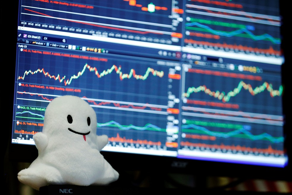 O fantasminha símbolo do Snapchat na Bolsa de Valores de Nova York, no dia em que a Snap, dona do app, começou a vender suas ações ao público. (Foto: Lucas Jackson/ Reuters)