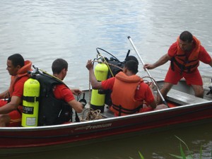 Bombeiros em treinamento para salvamento em caso de afogamento. (Foto: Divulgação.)