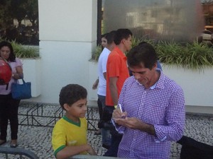 Augusto aproveitou a espera na filha para pegar um autógrafo de Charles Guerreiro (Foto: Gustavo Pêna)