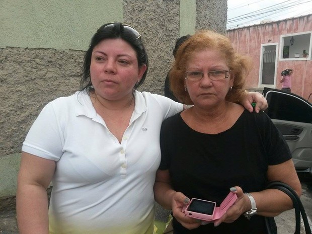 Companheira e mãe de Renata entraram na casa do pintor em busca de pistas da filha (Foto: Will Soares/G1)