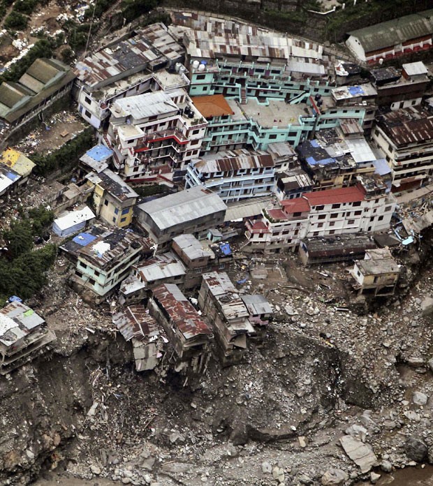 Vista aérea de casas levadas pela enchente na cidade indiana de Shrinagar nesta terça-feira (25) (Foto: AFP)