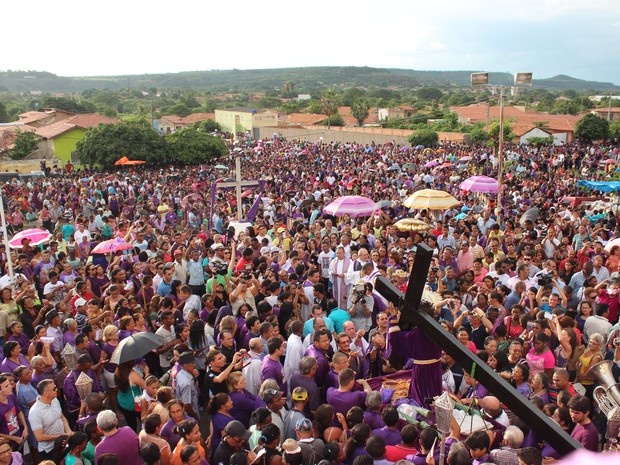 Multidão acompanha imagem de Jesus durante procissão em Oeiras (Foto: Pedro Santiago/G1)