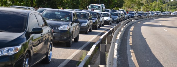 Por conta do acidente, um grande congestionamento se formou no sentido João Pessoa-Cabedelo  (Foto: Walter Paparazzo/G1)