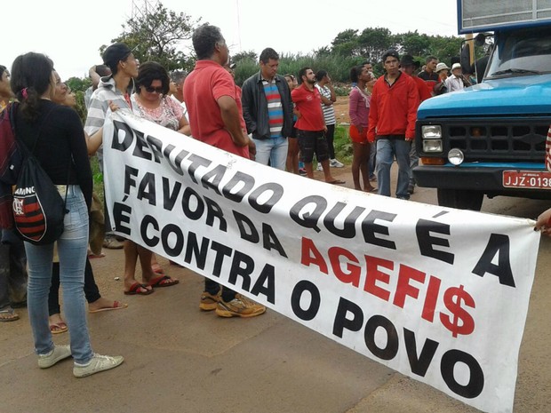 Manifestantes do Assentamento 29 de Setembro em Tagautinga, no DF, protestam na DF-001 contra a entrada da Agefis no local (Foto: Jéssica Simabuku/G1)
