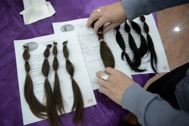 Voluntárias classificam mechas de cabelo doadas para campanha. (Foto: AFP Photo/Leo Ramirez)