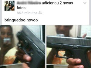Traficante mostra no Facebook armas e as chama de "brinquedo novo". (Foto: Reprodução / Facebook)