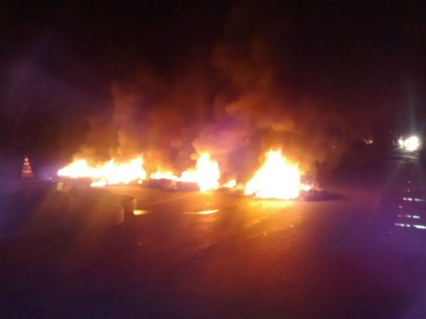 Manifestantes colocaram fogo na rodovia para interditá-la (Foto: Débora Fernandes/ TV Gazeta)