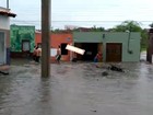 Forte chuva enche açude e alaga ruas em Assaré, no interior do Ceará