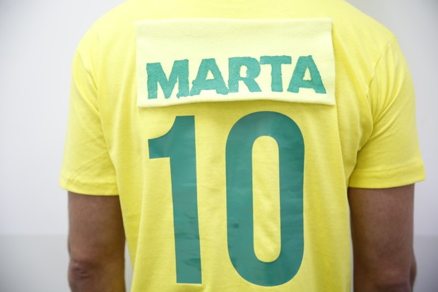 Marta ou Neymar? Faça uma camisa da estrela da seleção feminina (Foto: Marcos Serra Lima / Ego)